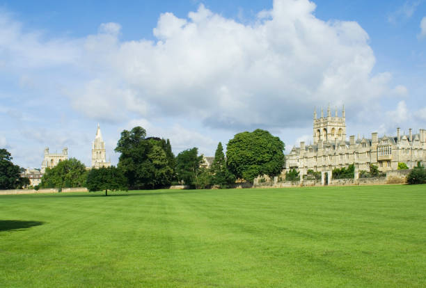 اختبارات اللغة في كل ما تحتاج معرفته عن القبول في كلية أكسفورد للعلوم والتكنولوجيا