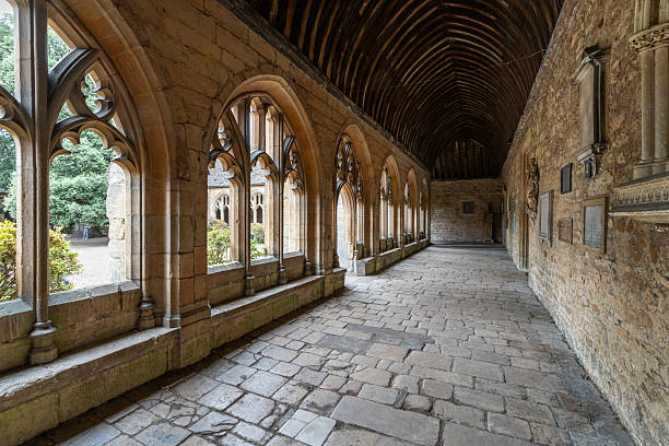 كل ما تحتاج معرفته عن القبول في كلية أكسفورد للعلوم والتكنولوجيا